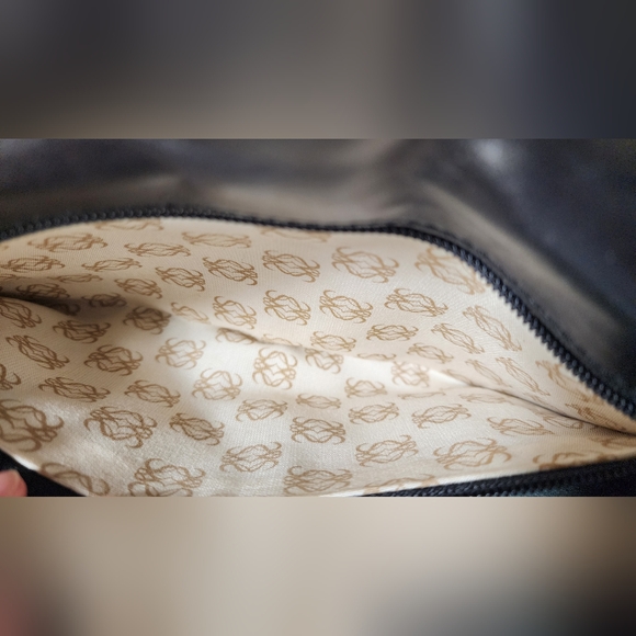 Loewe leather clutch with suede interior. - Picture 9 of 15